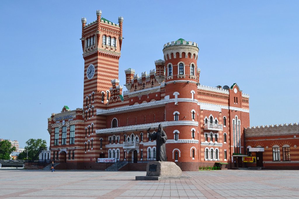 Памятник Алексию II на Патриаршей площади