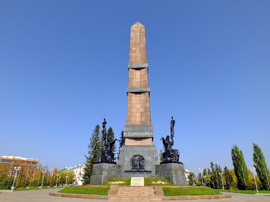 Монумент Дружбы на Троицком холме в Уфе