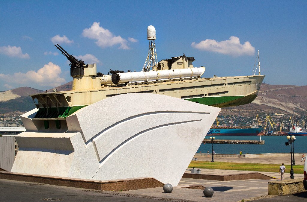 Памятник героическим морякам-черноморцам