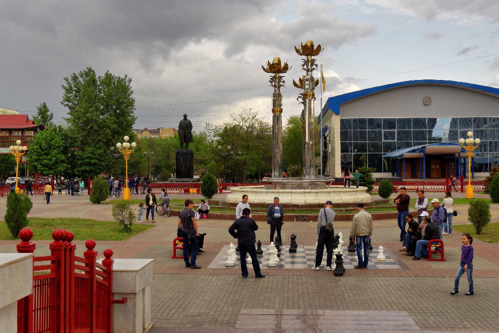 Памятник Ленину на площади в Элисте