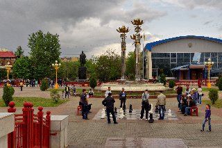Памятник Ленину на площади в Элисте