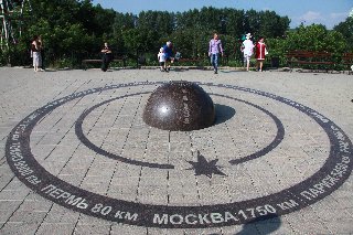 Скульптура «Пуп земли» на набережной Сылвы