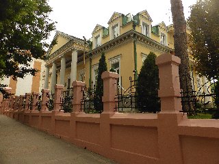 Курортный парк Кисловодска и склоны Джинальского хребта
