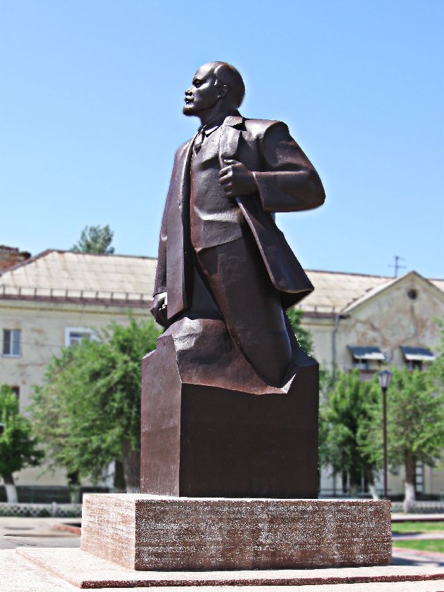Памятник В. И. Ленину в Ахтубинске