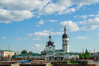 Городская застройка и река Кан в Канске, Красноярский край
