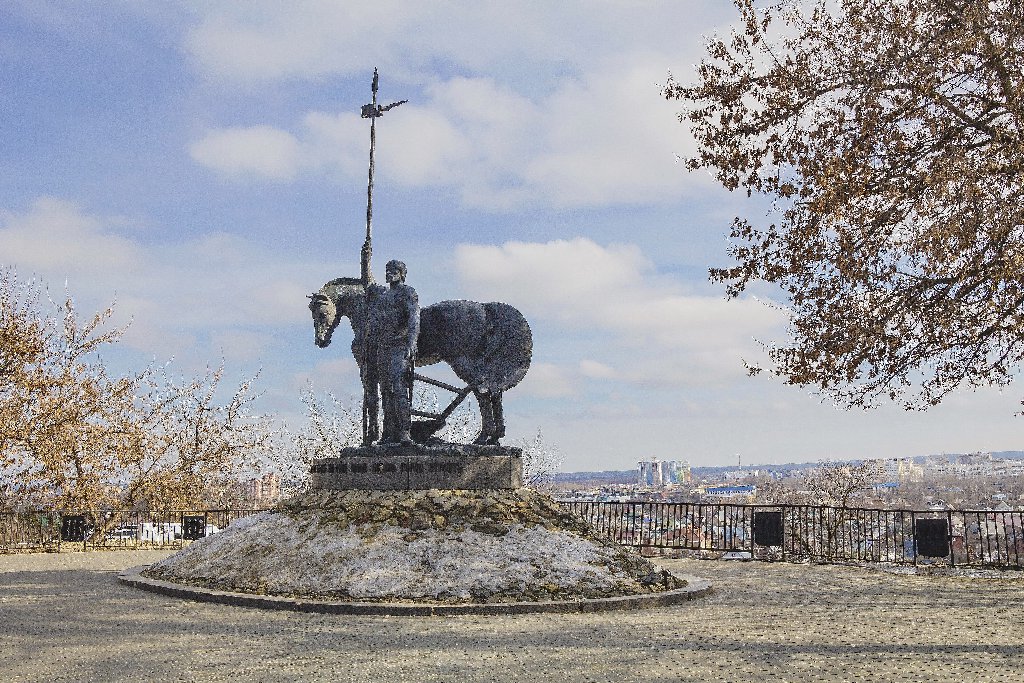Памятник «Первопоселенец» с деревянной звонницей