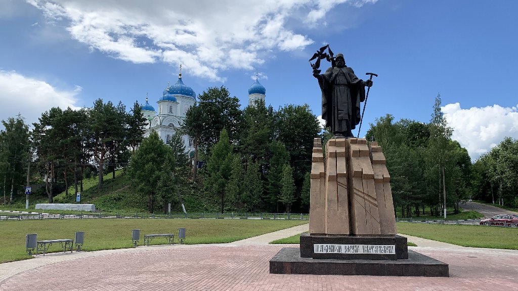 Памятник Ефрему Новоторжскому на перекрёстке в центре Торжка