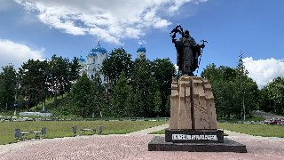 Памятник Ефрему Новоторжскому на перекрёстке в центре Торжка