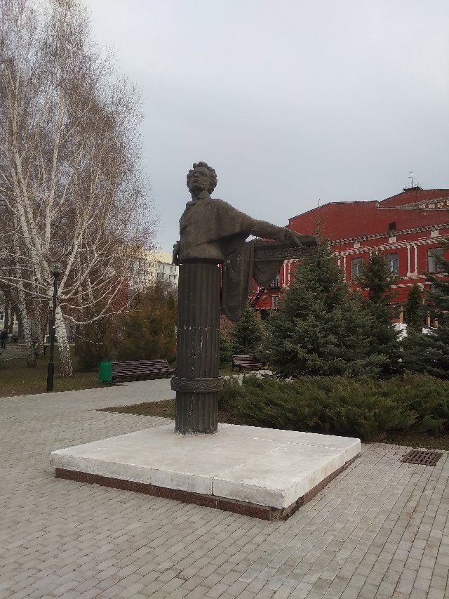 Аллея Пушкинского сквера в Самаре