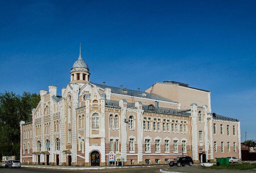 Фасад Бийского городского драматического театра на улице Советской