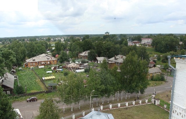 Вид на Сольвычегодск с колокольни Благовещенского собора, городской панорамный ракурс.