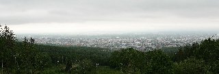 Городской пейзаж Южно-Сахалинска на фоне Сахалинских гор