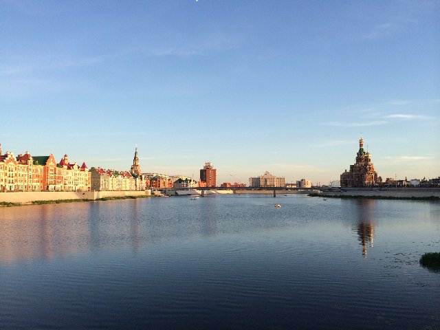 Панорама центра Йошкар-Олы с набережной реки Малой Кокшаги: дома в европейском стиле, Благовещенская башня и собор
