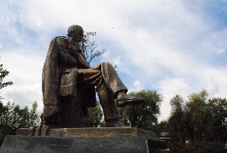 Скульптурный памятник Достоевскому в Старой Руссе