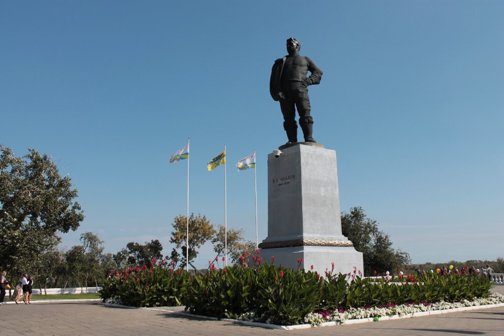 Памятник В. П. Чкалову в Оренбурге