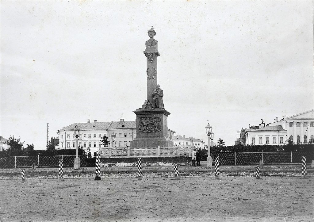 Памятник Ивану Сусанину в Костроме