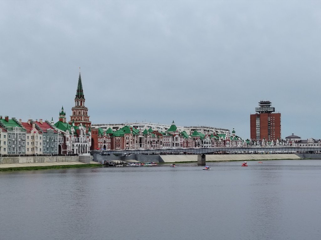Театральный мост через реку в Йошкар-Оле