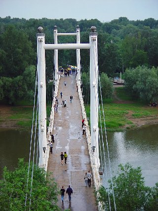 Пешеходный мост через реку Урал в Оренбурге