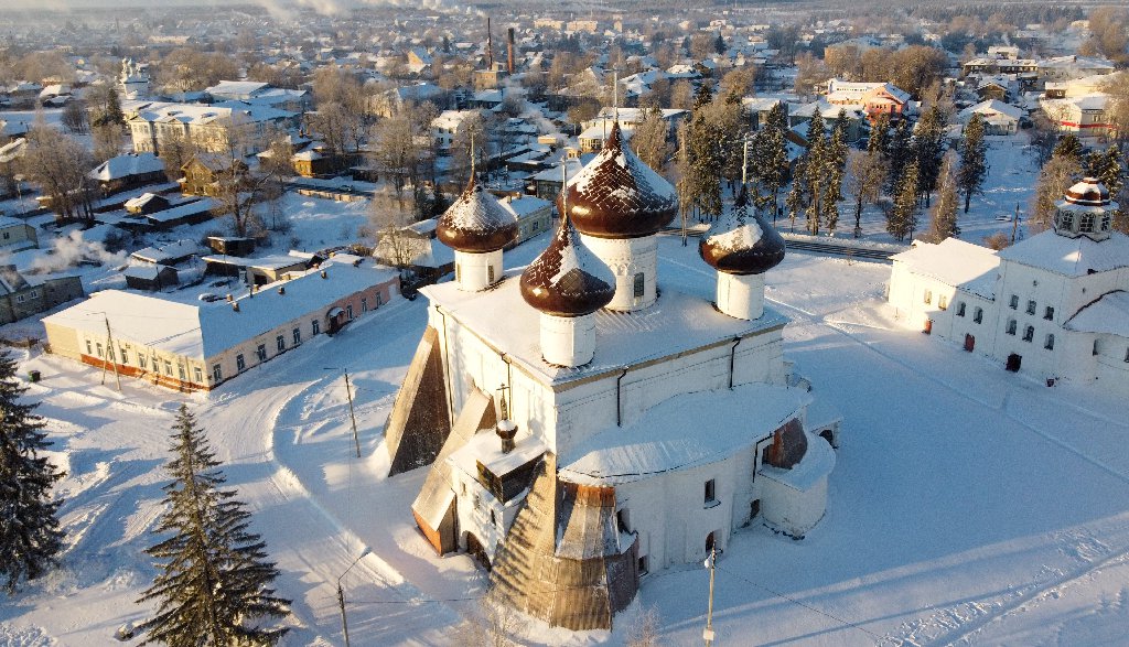 Соборная площадь и собор в Каргополе