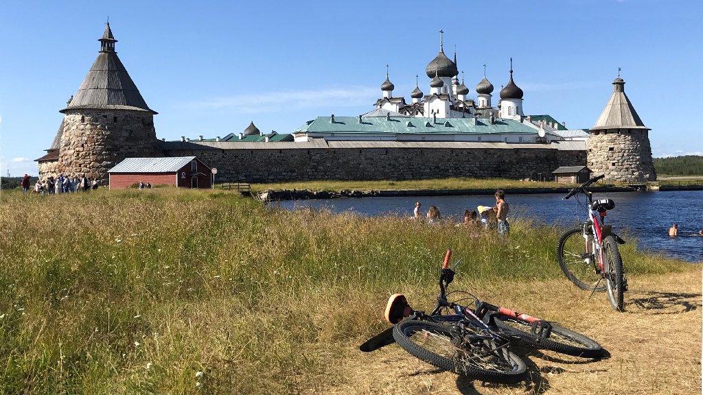 Набережная реки Великой в Острове