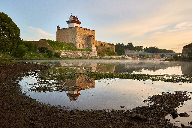 Ивангородская крепость на берегу реки Нарвы
