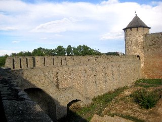 Стены Ивангородской крепости на берегу Нарвы