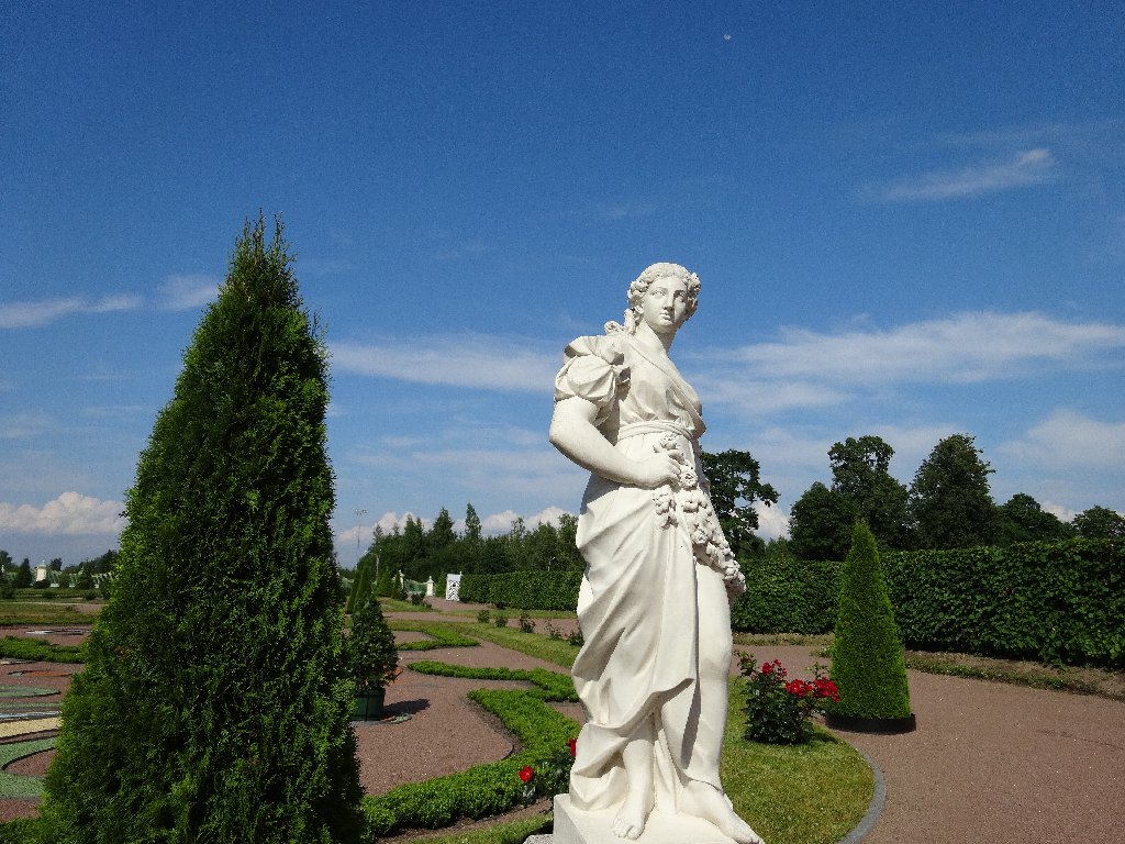 Аллея Нижнего сада Ораниенбаума