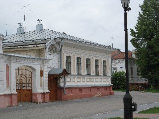 Кирпичные ворота усадьбы на набережной Революции