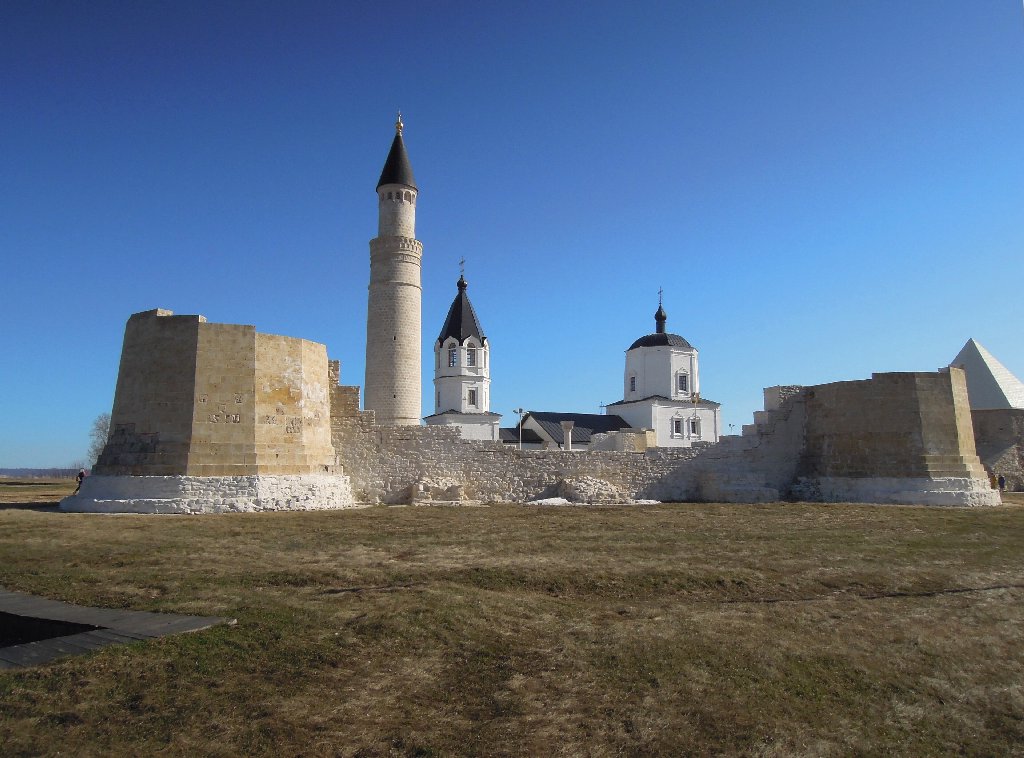 Руины Соборной мечети и Большой минарет в Болгаре