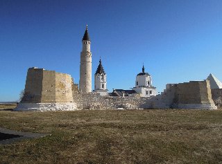 Руины Соборной мечети и Большой минарет в Болгаре