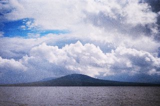 Склон хребта Зюраткуль, где виден геоглиф